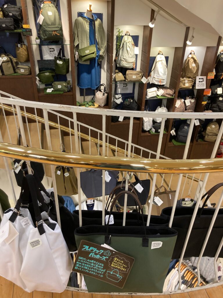 ここはカバンの森!?理想の商品が見つかるはず！｜バッグの多津屋 | 浜